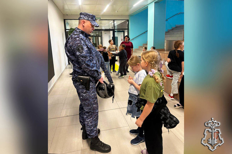 РОСГВАРДИЯ ПРОВЕЛА ПАТРИОТИЧЕСКОЕ МЕРОПРИЯТИЕ ДЛЯ ШКОЛЬНИКОВ НОВОГО УРЕНГОЯ