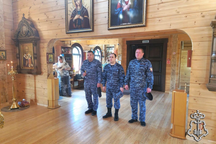 СОТРУДНИКИ РОСГВАРДИИ ПРИНЯЛИ УЧАСТИЕ В ПРАЗДНИЧНОМ БОГОСЛУЖЕНИИ В ПОСЕЛКЕ УРЕНГОЙ
