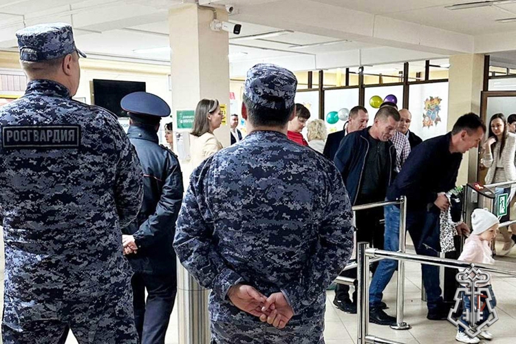 РОСГВАРДИЯ ПРИНЯЛА УЧАСТИЕ В ПРАЗДНИЧНЫХ МЕРОПРИЯТИЯХ КО ДНЮ ЗНАНИЙ НА ЯМАЛЕ