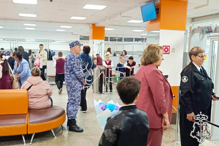 РОСГВАРДИЯ ПРИНЯЛА УЧАСТИЕ В ПРАЗДНИЧНЫХ МЕРОПРИЯТИЯХ КО ДНЮ ЗНАНИЙ НА ЯМАЛЕ