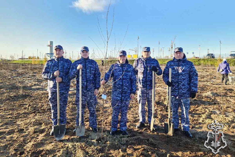 НА ЯМАЛЕ СОТРУДНИКИ РОСГВАРДИИ ЗАЛОЖИЛИ «САД ПАМЯТИ» К 50-ЛЕТИЮ ГОРОДА НОВЫЙ УРЕНГОЙ
