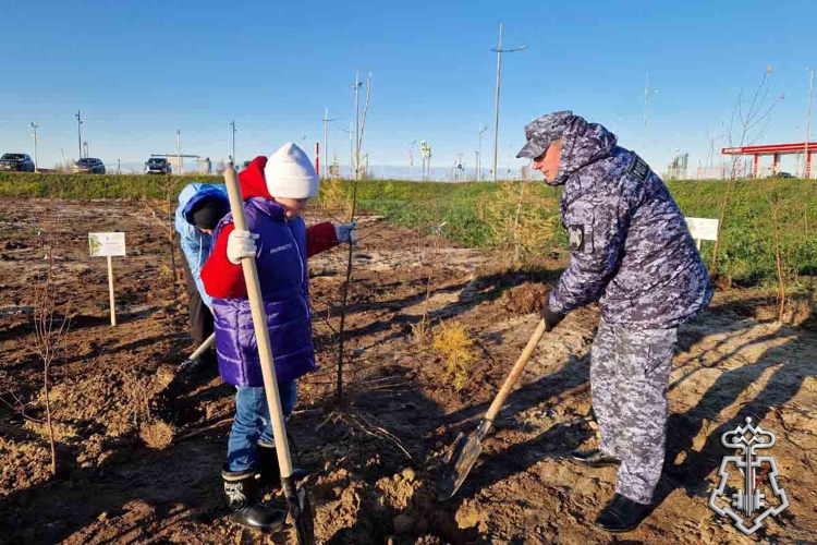 НА ЯМАЛЕ СОТРУДНИКИ РОСГВАРДИИ ЗАЛОЖИЛИ «САД ПАМЯТИ» К 50-ЛЕТИЮ ГОРОДА НОВЫЙ УРЕНГОЙ