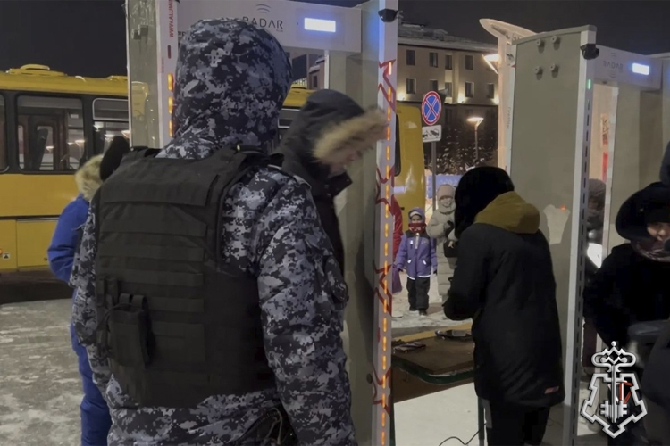 РОСГВАРДИЯ ОБЕСПЕЧИЛА БЕЗОПАСНОСТЬ ОТКРЫТИЯ НОВОГОДНИХ ЕЛЕЙ И ЛЕДОВЫХ ГОРОДКОВ НА ЯМАЛЕ