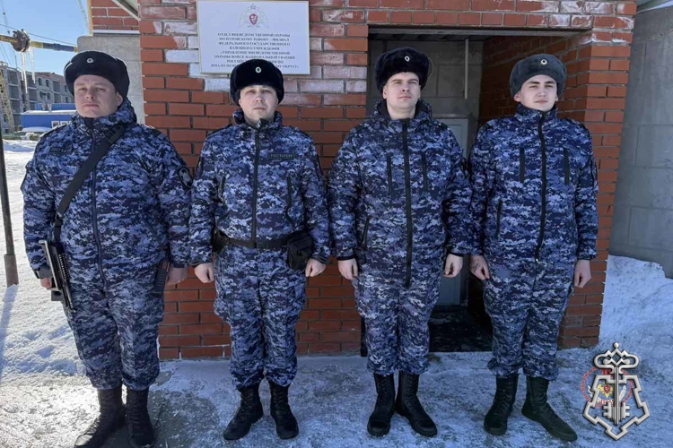 НА ЯМАЛЕ РОСГВАРДЕЙЦЫ ЗАДЕРЖАЛИ ПОДЖИГАТЕЛЯ КВАРТИРЫ И ПОМОГЛИ ТУШИТЬ ПОЖАР